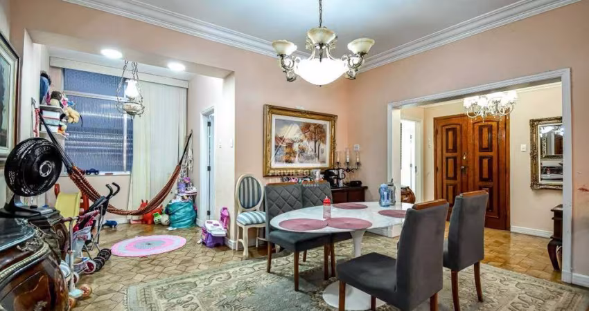 Apartamento de 3 quartos a Venda no Flamengo, quadra da praia, localização cobiçada, vaga na escritura.