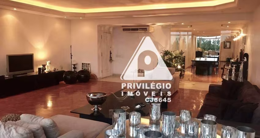 Apartamento à Venda, Atlântica no Leme, 3 Quartos, Reformado.