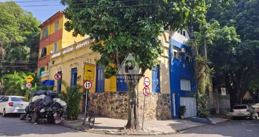 Casa de rua, esquina com direito de subir mais 2 andares