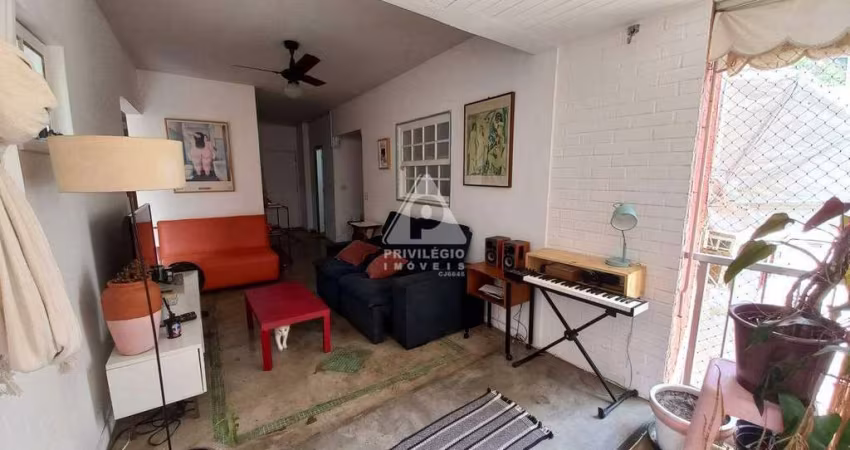Apartamento à venda 2 quartos, suíte, vaga na escritura, localização cobiçada, Laranjeiras - RJ