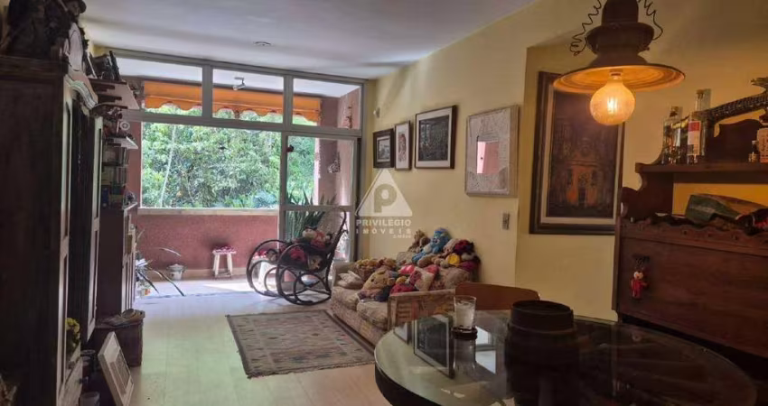 Apartamento na Gávea, com 86m2, 2 quartos, sendo1 suíte, 1 vaga escriturada, DCE, fundos com vista para a mata. Claro e arejado