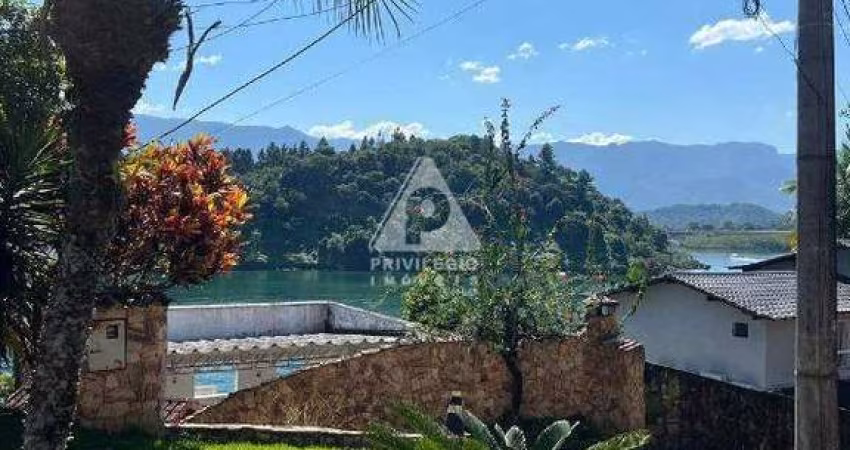 Casa à Venda com 2 Quartos em Angra dos Reis