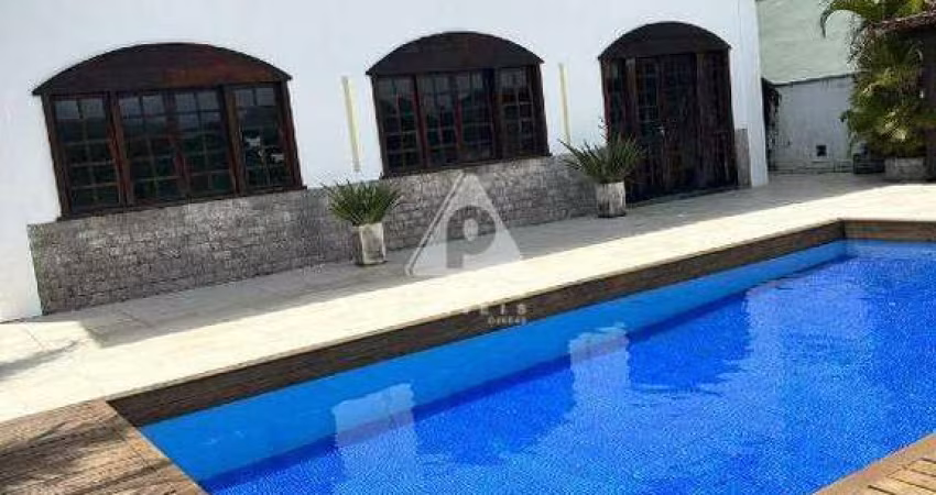 SALÃO, 4 QUARTOS (3 SUÍTES), LAVABO, PISCINA, SAUNA, CHURRASQUEIRA, 2 VAGAS