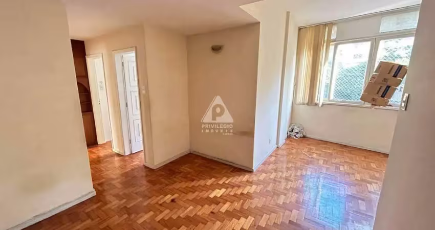 Exelente três quartos com dependência completa, no coração de copacabana.