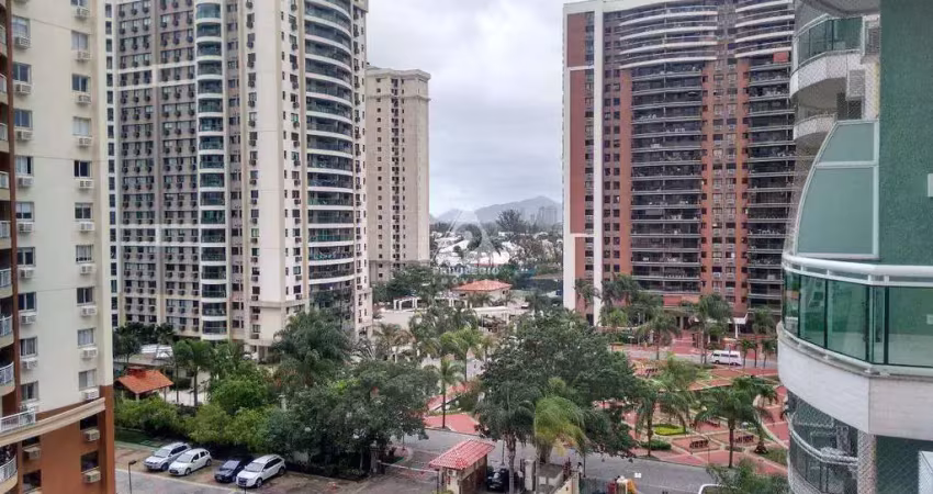 Apartamento duplex com 93m2 na barra da tijuca, 2 suítes, salão, lavabo, cozinha e varanda com vista mar, vaga escriturada, infraestrutura total.