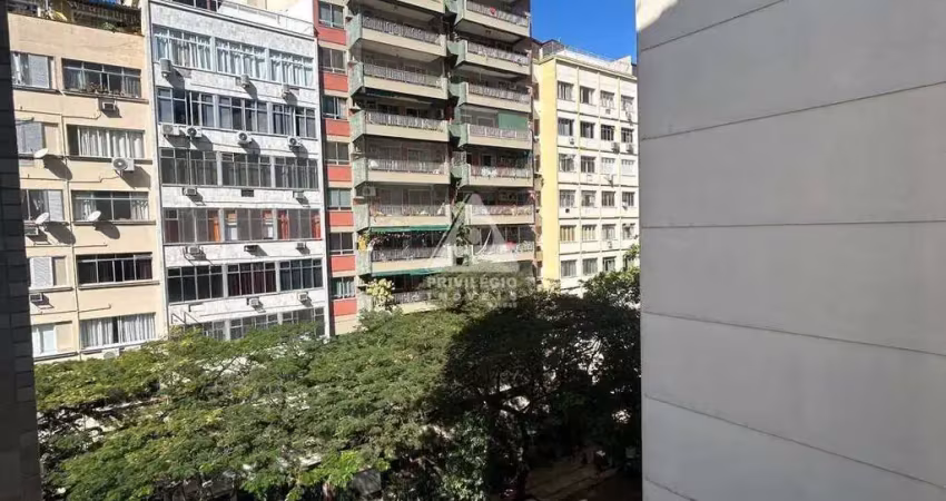 Maravilhoso dois quartos com vaga escriturada, em localização privilegiada em copacabana!