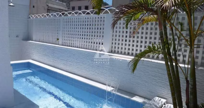 Apartamento 3 quartos sendo 2 suites com closets, uma delas com sauna. imóvel a uma quadra da praia.