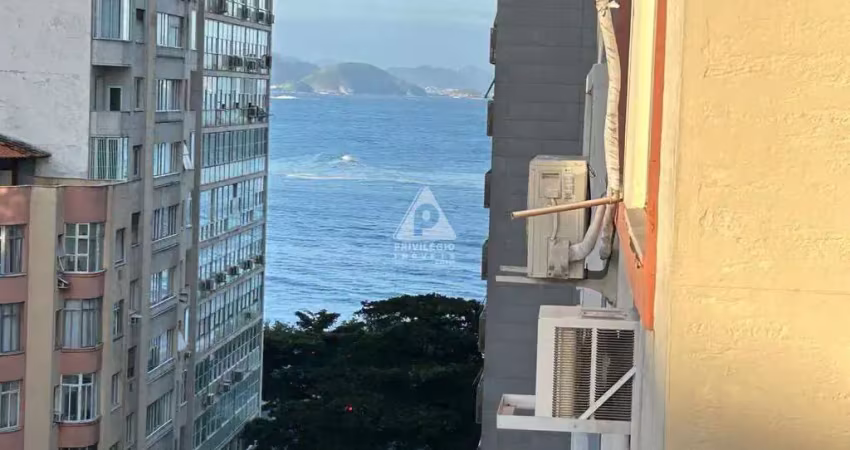 Maravilhoso sala quarto com vista lateral mar, apenas a uma quadra da praia.