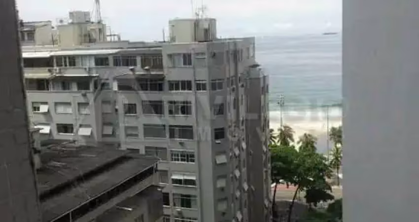Apartamento com 3 quartos, andar alto, com vaga no leme