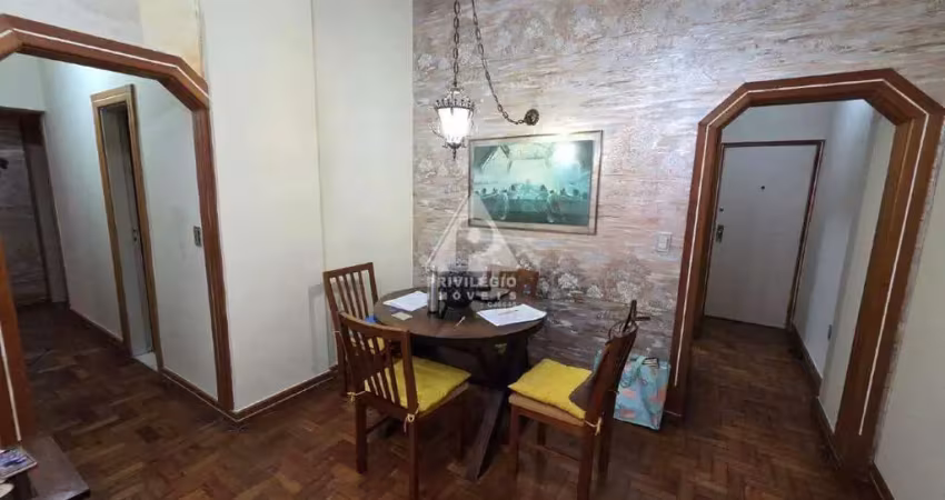 Confortável apartamento de fundos, com 87m². ampla sala, 3 quartos, cozinha, copa-cozinha, 2 banheiros, área externa e dce.
