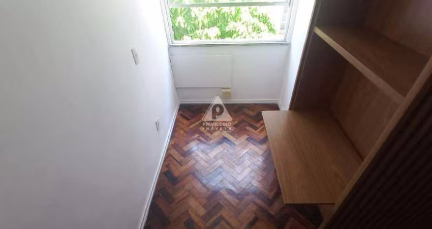 Apartamento conjugado muito bem conservado, muito arejado, piso taco, próximo de comércio e transporte farto
