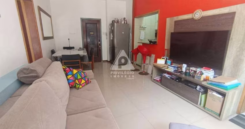 Apartamento Reformado com 2 Quartos – Sol da Manhã e Vista Verde