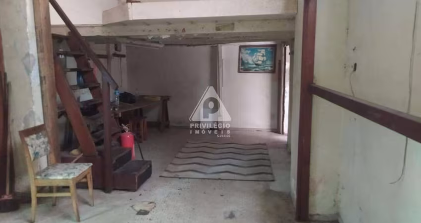 Loja a venda na Rua da Passagem