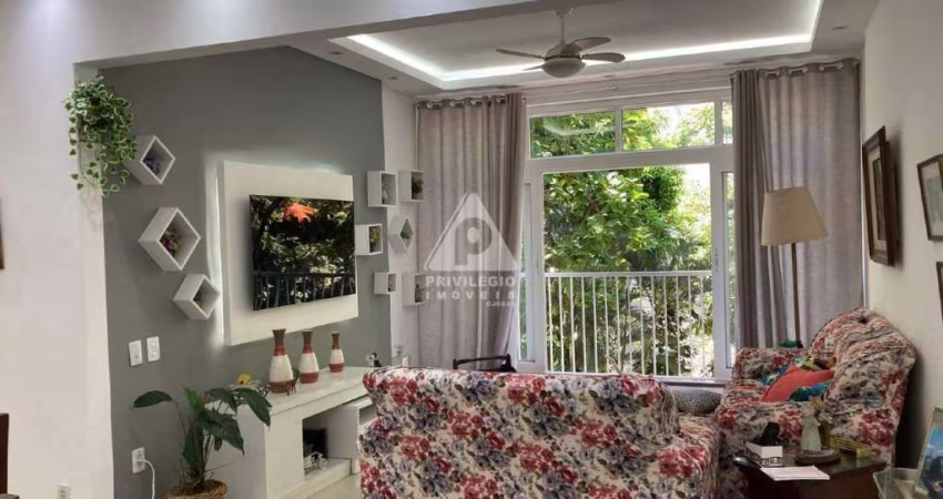 Apartamento de 3 quartos, sendo um suíte. Está todo reformado e fica em rua arborizada com vista para a praça também arborizada.