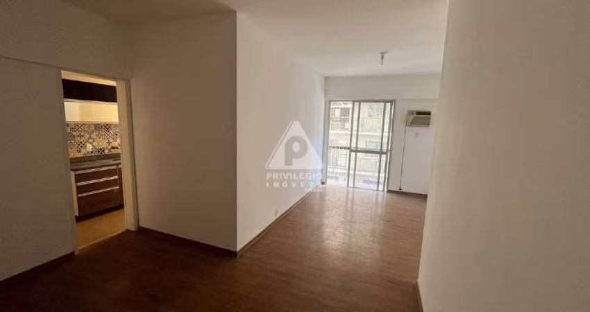2 quartos sendo 1 suite. varanda, vaga, dependencia completa, infraestrutura completa