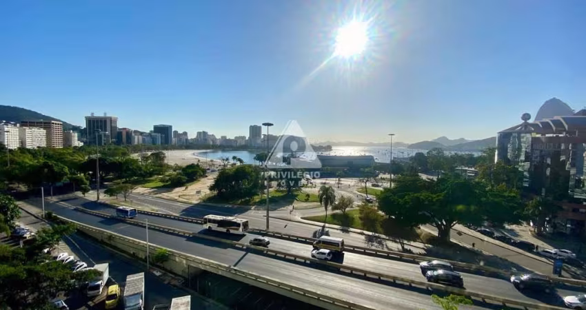 Quarto e sala em Botafogo, vaga e vista Enseada.
