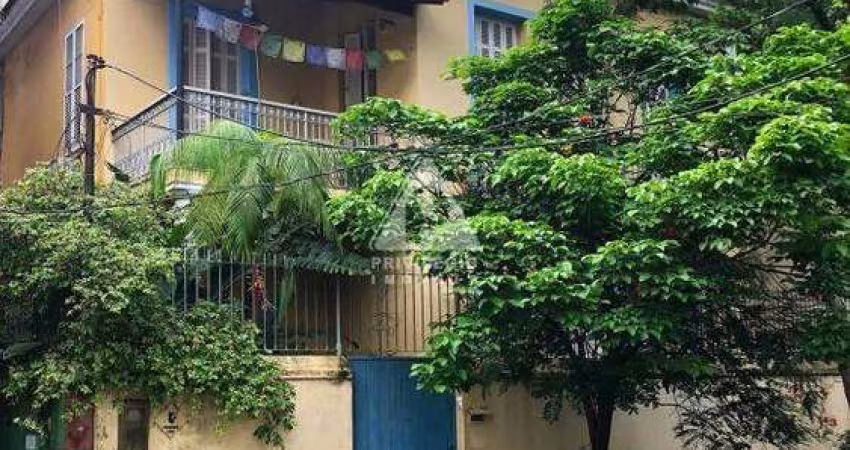 Casa em Laranjeiras com 05 quartos , 02 salas e 07 vagas!