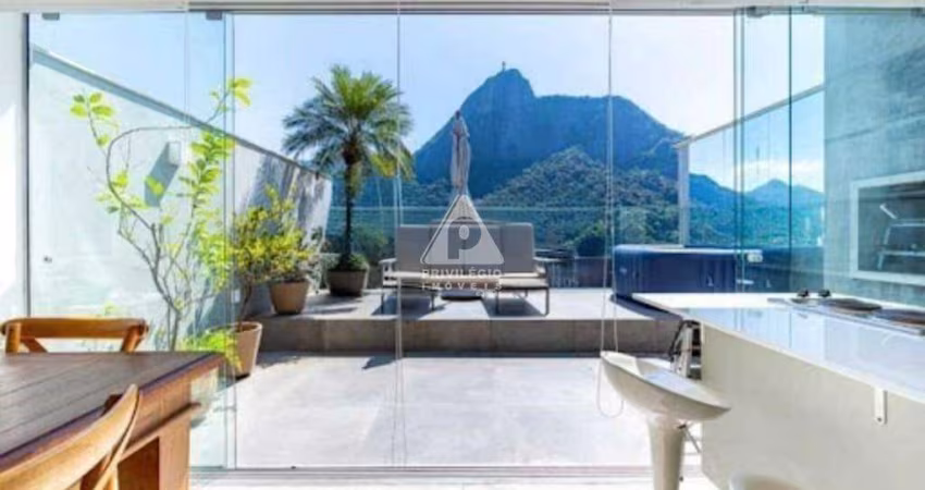 Luxuosa casa estilo cobertura em condomínio Humaitá, 3 suites e 240 m²