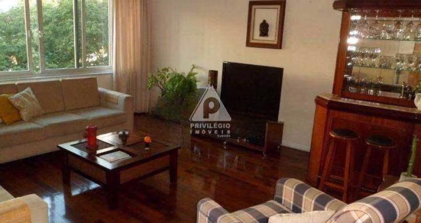 Salão 3 ambientes, piso tacos sintecado, 4 quartos, com armários, sendo 1 suíte, lavabo, banheiro social com blindex, copa-cozinha planejada, com armá
