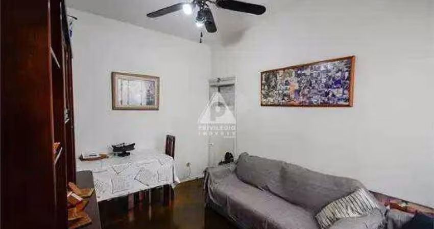 2 quartos, sala ampla, clara e arejada, 2 quartos, 2 banheiros (social e serviço) cozinha, área de serviço, dependência completa e 1 vaga de garagem