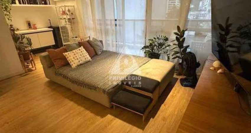 Excelente apartamento reformado em botafogo – 2 suítes, varanda e 2 vagas