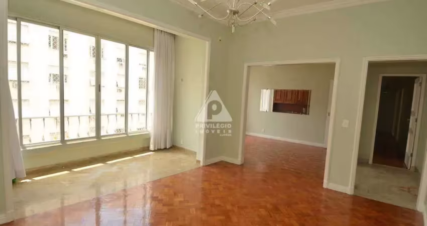 Apartamento amplo com vaga, vista livre e sol da manhã a venda em copacabana!