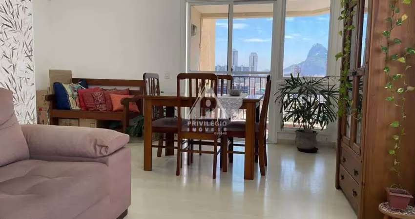 Apartamento de 2 quartos, com varanda andar alto com vaga em rua nobre em botafogo