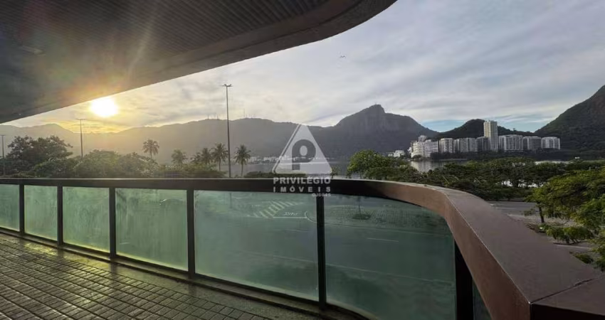 Apartamento em prédio imponente, 4 quartos, 3 vagas de garagem
