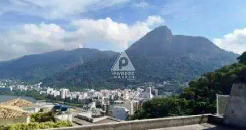 Cobertura com piscina e vista panorâmica, cristo e lagoa.