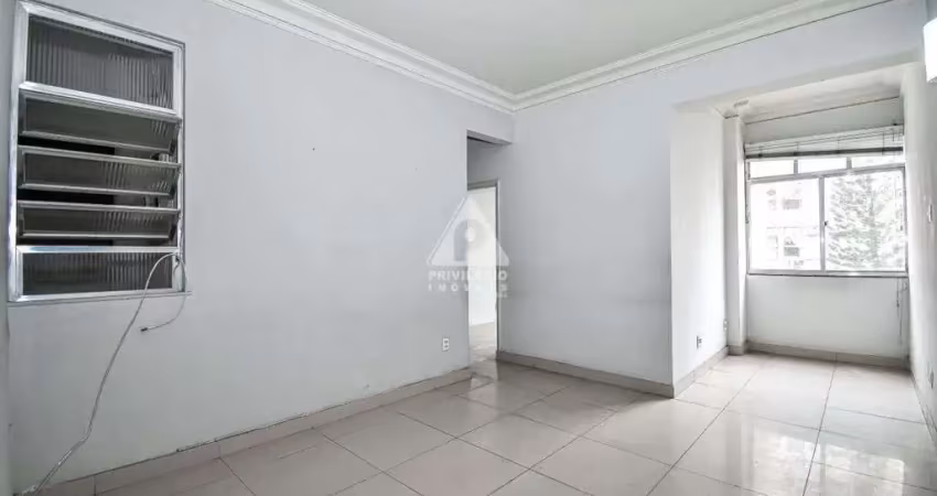 Apartamento em copacabana: 1 quarto com dependência e perto da praia