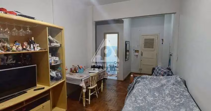 Apartamento em copacabana: 2 quartos, 53m² e perto da praia do posto 4