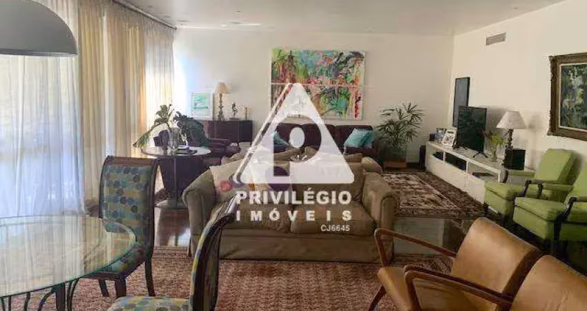 Apartamento em andar privativo: 4 quartos, 2 suítes e 3 vagas em ipanema
