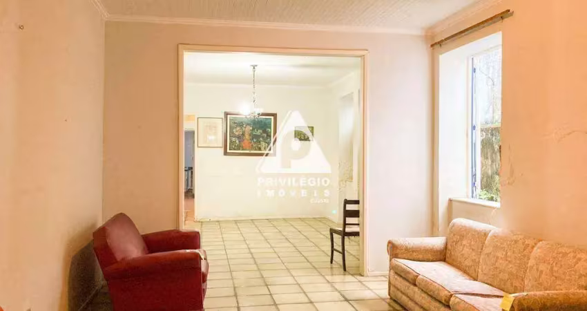 Magnífica casa de 4 quartos na Gávea, com varanda e vaga para carros. Fica em rua com cancela, junto ao Shopping da Gávea.