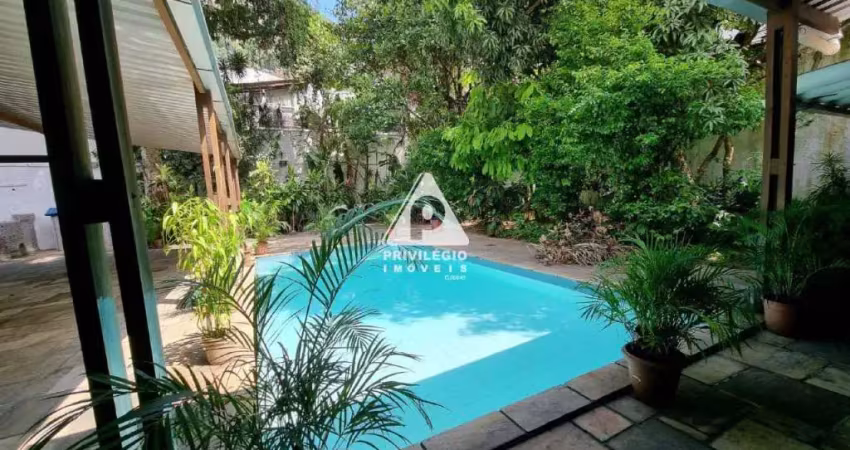 Casa charmosa à venda na gávea – 2 quartos, piscina e jardim