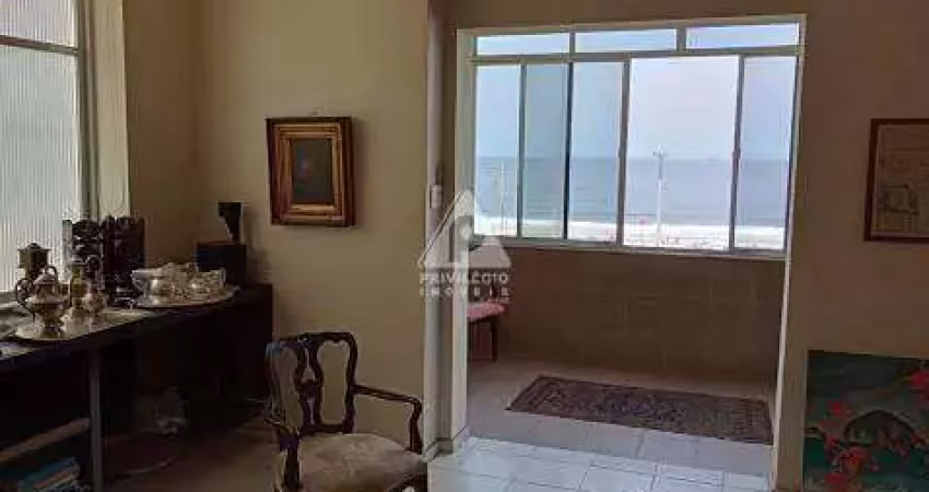 Apartamento frente ao mar à venda – 2 quartos, 3 salas, vista panorâmica – posto 2