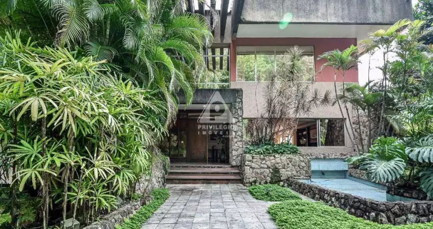 Privilégio Imóveis Vende: Casa na Gávea em rua privativa com guarita/segurança.