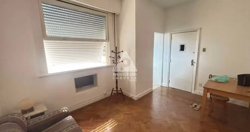Apartamento sala e quarto, conjugado, com suíte, quadra da praia, em Copacabana