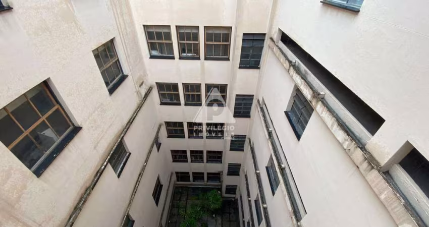 Prédio de 7 andares na Rua Riachuelo - Centro