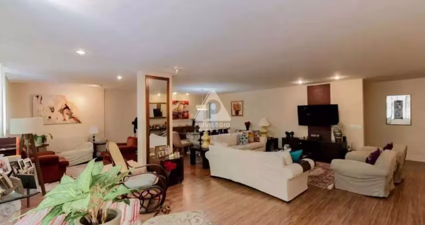 Apartamento em copacabana com 252m2, 4 quartos, 1 suíte e vaga na escritura