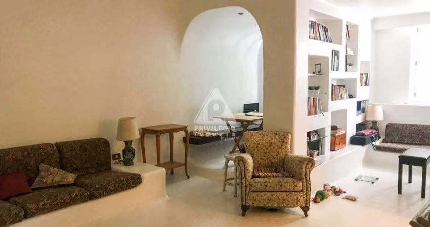 Excelente apartamento de 2 quartos com vaga no Leblon