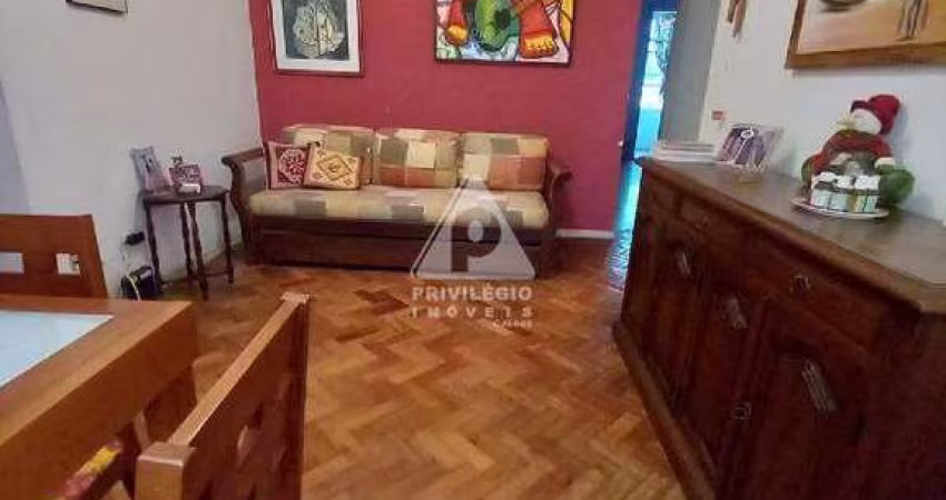 Apartamento de 2 quartos na Glória disponível para venda Sala ampla clara e arejada, 2 quartos, cozinha, banheiro social e com dependência completa.