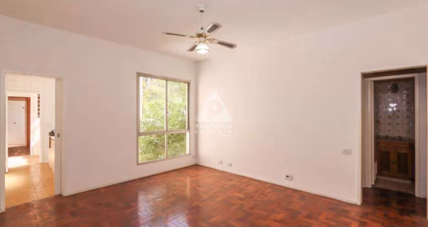 Sala quarto com dependência completa e vaga de garagem em Laranjeiras