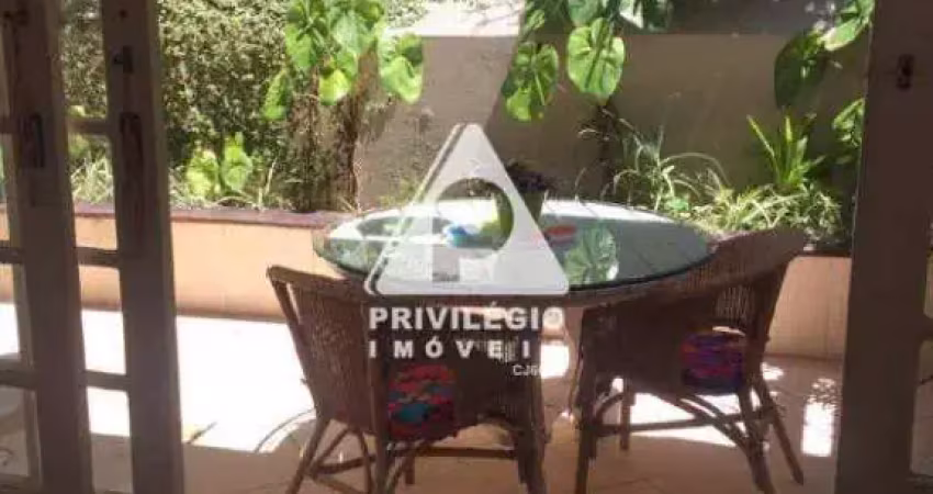 Casa à venda, 6 quartos, 2 suítes, 1 vaga, laranjeiras