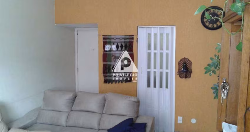 Apartamento, 2 quartos, sala, cozinha, banheiro, dependência completa e área de serviço.