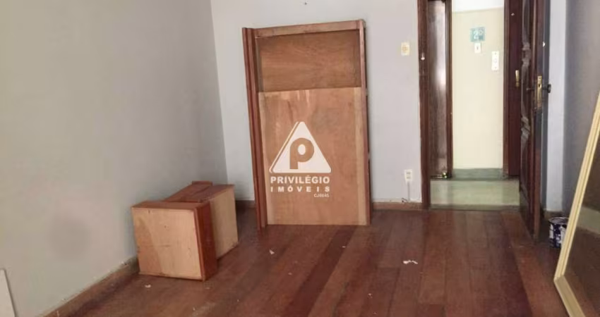 Na Glória: excelente apartamento de 2 quartos, com dependências, próximo ao Metrô.