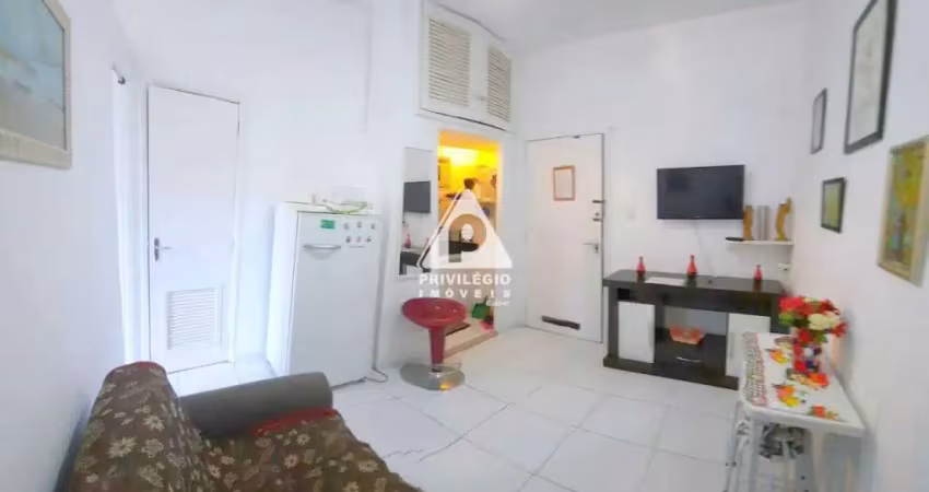 Excelente conjugado em Laranjeiras. Dividido em quarto e sala. Entrar e mora.