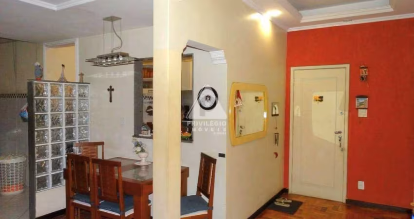 Original sala e quarto adaptado para dois quartos em rua nobre no Flamengo!
