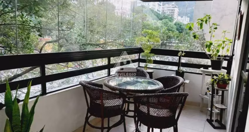Apartamento de 2 quartos com varanda e 2 vagas em Laranjeiras