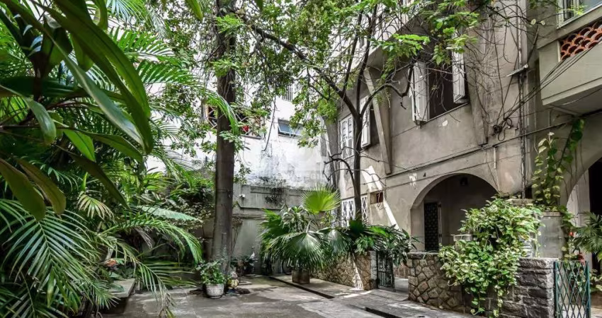 Casa de Vila triplex de 6 quartos, 3 banheiros, dependência, área externa, em Copacabana.