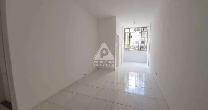 Apartamento de 02 quartos amplos claros e arejados na quadra da Praia do Flamengo, Sala ampla em dois ambientes fundos vista livre e silencioso